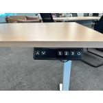 Meja kerja single  dengan fitur naik-turun  (height-adjustable desk).